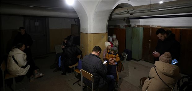 Zweiter Tag im Krieg gegen die Ukraine: Bewohner der Hauptstadt Kiew suchen Zuflucht in einem unterirdischen Schutzraum.