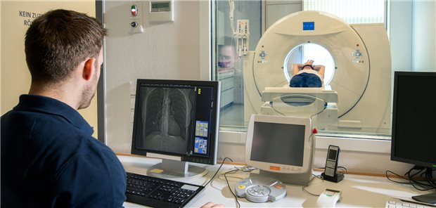 Zwischen 2008 und 2021 waren die Prüfergebnisse bei Computertomographien durchweg gut.