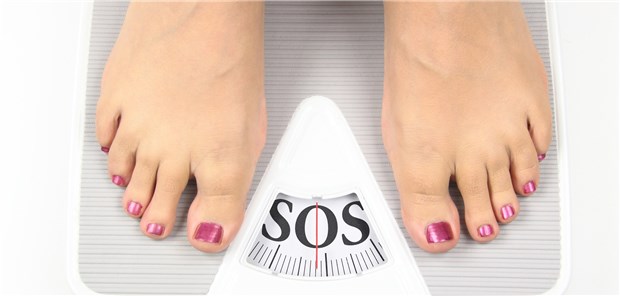 Radikaldiät geht auf die Knochen Zwischen Erfolg und Risiko: Frauen, die sich in einer Studie einer Extremdiät unterzogen, nahmen deutlich stärker ab, also solche mit moderater Kalorienrestriktion. Doch dabei geht offenbar nicht nur Fett verloren.