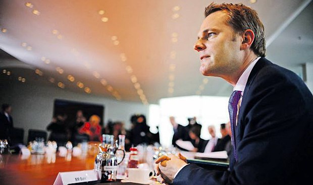 Pflegereform beschert Ärzten mehr Geld für Heimbesuche Zwischen "Meilenstein" und "langem Weg": Daniel Bahr mit seiner Pflegereform im Bundeskabinett.