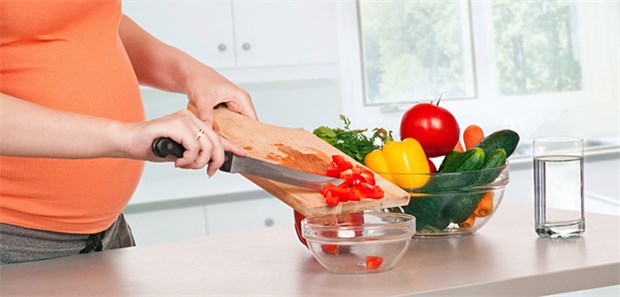 Schadet eine fleischlose Ernährung? Zwischen sechs und neun Prozent der Deutschen leben vegetarisch. Bei guter Versorgung mit Vitaminen und Nährstoffen scheint diese Ernährungsweise keinen negativen Einfluss auf eine Schwangerschaft zu haben.