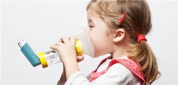 Mit dem Allergiescreening für Kinder einen Schritt voraus sein little girl doing inhlation using her inhaler