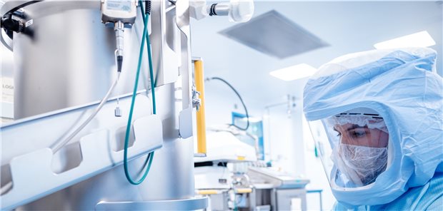 BioNTech rechnet mit zehn Milliarden Euro mRNA-Produktion bei BioNTech in Marburg.
