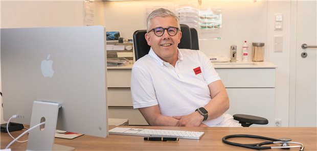 Christian Busch in seiner Praxis