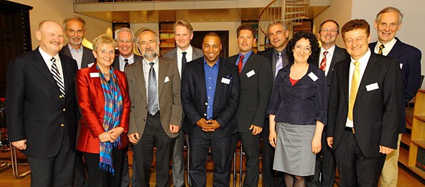 Stiftung ehrt Forscher und Dokumentarfilmer (v li.): Professor Reinhard Andreesen, Dr. Josef Lange, (Preisträger Klinische Forschung) Professor Eicke Latz, Professor Torsten Strohmeyer, Horst-Rainer Niehoff, Professor Ulrich Tröhler (v li.1. Reihe):Professor Michael Manns, Dr. Eva-Maria Streier, Professor Erwin Neher, (Preisträger Publizistik) John A. Kantara, (Preisträger Medizinische Grundlagenforschung) Dr. Daniel Wilson, Dagmar Weis, (Festredner) Professor Wolfgang Heckl