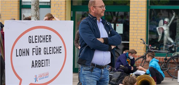 „Pflegereförmchen“ gerät unter Beschuss von allen Seiten ver.di Vorsitzender Frank Werneke findet, dass die jetzt gefundene Lösung zur Altenpflege-Entlohnung nach Tarif ein „Kompromiss mit vielen offenen Fragen“ ist.