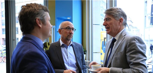 „Gibt zu denken, wenn ACE-Hemmer billiger sind als Kaugummis“ vfa-Präsident im Coffeeshop: Han Steutel (r.) im Gespräch mit Wolfgang van den Bergh (m.) und Denis Nößler (l.) von der „Ärzte Zeitung“.