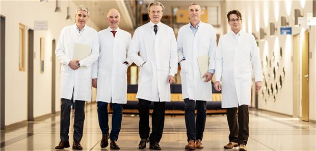 (v.l.: ) Dr. Márk Keszegváry, Professor Markus Quante, Professor Henry Halm, Dr. Ferenc Pécsi und Björn Thomasen bilden das Leitungsteam der neuen Wirbelsäulenchirurgie am Ameos Klinikum Eutin.