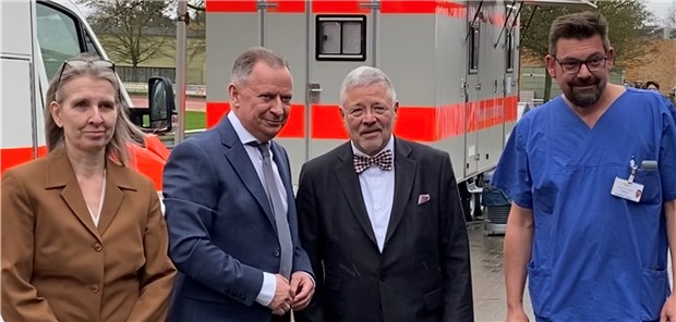 (v.l.) Heidrun Schößler, Leiterin des Gesundheitsamts des Kreises Heinsberg, Landrat Stephan Pusch, KVNo-Vorstandsvorsitzender Dr. Frank Bergmann und Dr. Friedrich Hölzl, Chefarzt der Zentralen Notaufnahme am Hermann-Josef-Krankenhaus, vor der mobilen Arztpraxis in Erkelenz.