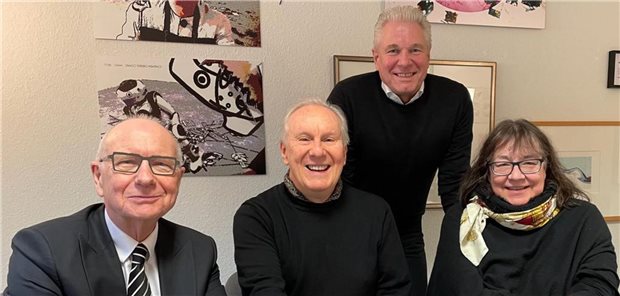 Dr. Konrad Rippmann setzt neuen Schwerpunkt: Schriftsteller statt Geschäftsführer (v.l.:) Professor Heinz Lohmann, Dr. Konrad Rippmann, Dr. Christian Rotering, Ines Kehrein.