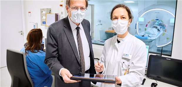 Bonner Uniklinikum will digitaler und sicherer werden (v.l.) Professor Wolfgang Holzgreve, Ärztlicher Direktor und Vorstandsvorsitzender am UKB, und Professor Ulrike Attenberger, Direktorin der Klinik für Diagnostische und Interventionelle Radiologie, besprechen die Bilder einer MRT-Untersuchung auf dem Tablet.