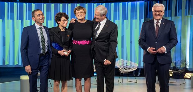 Zukunftspreis 2021: Impfstoffentwickler von BioNTech ausgezeichnet (v.l.) Ugur Sahin, seine Frau Özlem Türeci, Gründer von BioNTech, Katalin Kariko, Senior Vizepräsidentin von BioNTech, und Christoph Huber, Gründer von BioNTech, bekommen den Deutschen Zukunftspreis 2021. Neben ihnen steht Bundespräsident Frank-Walter Steinmeier.