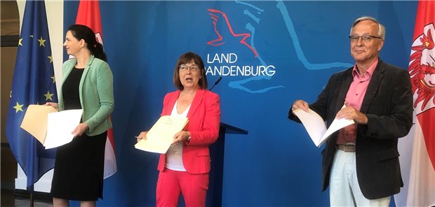 Brandenburg schließt mit KV Corona-Vertrag – und lobt Ärzte (v.li.) Ines Jesse, Ursula Nonnemacher, Andreas Schwark stellen den Vertrag zu Coronatestungen vor.