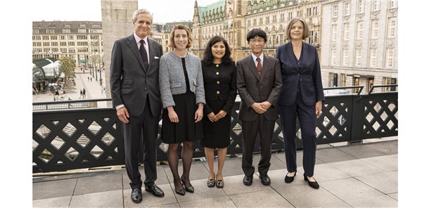 v.l.n.r.: Jochen Spethmann (Vorstandsvorsitzender der Jung-Stiftung), Dr. Fiona Kolbinger (Jung-Karriere-Förderpreis 2026), Prof. Rohini Kuner (Jung-Preis für Medizin 2026), Prof. Taroh Kinoshita (Jung-Medaille in Gold für Medizin 2026), Prof. Blanche Schwappach-Pignataro (Vorstand und Kuratorium der Jung-Stiftung)