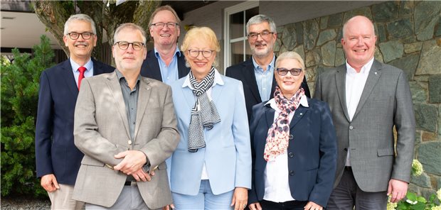 Armin Beck bleibt Chef des hessischen Hausärzteverbandes Die Führungscrew des HÄV Hessen: Dr. Jürgen Burdenski (v.l.), Christian Sommerbrodt, Michael Thomas Knoll, Monika Buchalik, Armin Beck, Jutta Willert-Jacob, Dr. Christoph Claus