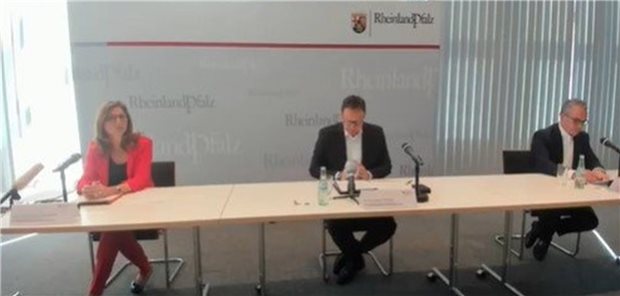 Ein Stück Normalität für Corona-geimpfte Heimbewohner in Rheinland-Pfalz von links: Gesundheitsministerin Sabine Bätzing-Lichtenthäler, Gesundheitsstaatssekretär Dr. Alexander Wilhelm und Manuel Gonzalez, Vorstand des DRK Landesverbandes RLP am Mittwoch bei der Pressekonferenz zu Corona-Impfungen in Rheinland-Pfalz