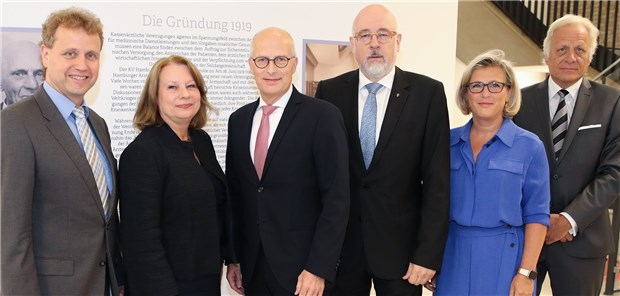 von links: VV-Vize Dr. Björn Parey, Gesundheitssenatorin Cornelia Prüfer-Storcks, Erster Bürgermeister Dr. Peter Tschentscher, VV-Vorsitzender Dr. Dirk Heinrich, KV-Vize Caroline Roos und KV-Chef Walter Plassmann