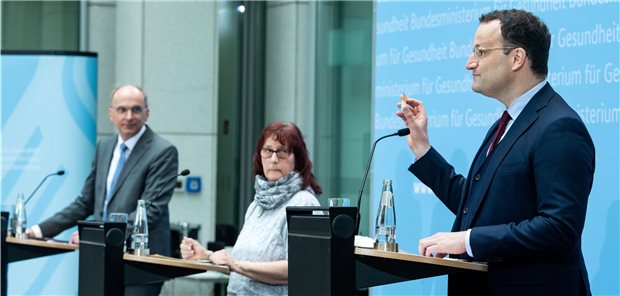 Deutschland hält das Niveau bei Transplantationen (von rechts nach links): Bundesgesundheitsminister Jens Spahn (CDU) äußert sich zusammen mit Bettina Lange, Vorsitzende der Selbsthilfegruppe „Niere“ Potsdam e.V., und Axel Rahmel, Medizinischer Vorstand der Deutschen Stiftung Organtransplantation (DSO), zum Tag der Organspende am 5. Juni.