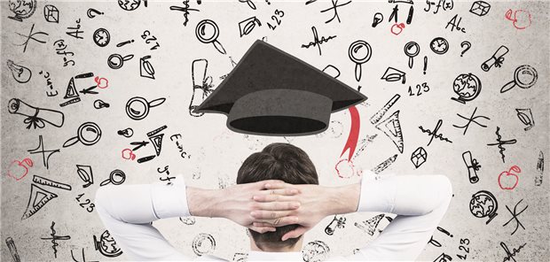 Ein Mann mit hinter dem Kopf verschränkten Armen, über dem ein Doktorrandenhut schweb.