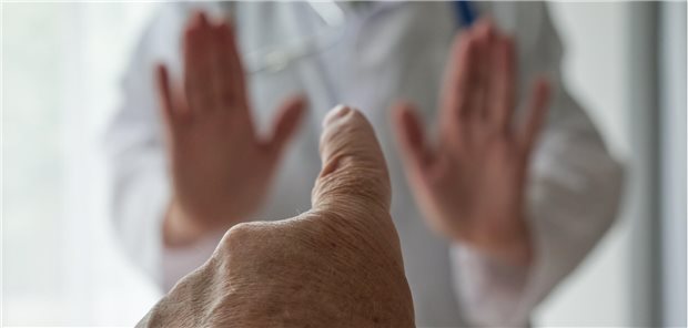 Aggressive Patienten: So können Ärztinnen und Ärzte deeskalieren Eine Hand mit aggressiver Geste.